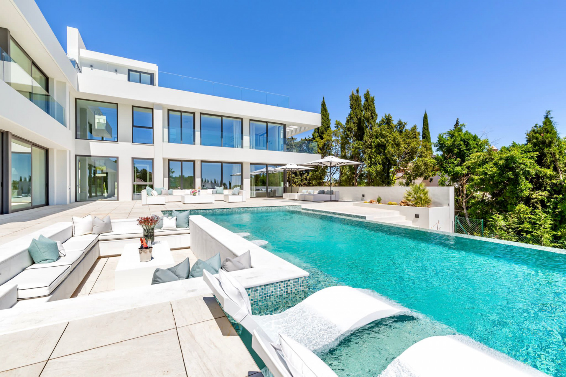 Innen €4.950.000 Imposante brandneue moderne Luxusvilla in Marbella